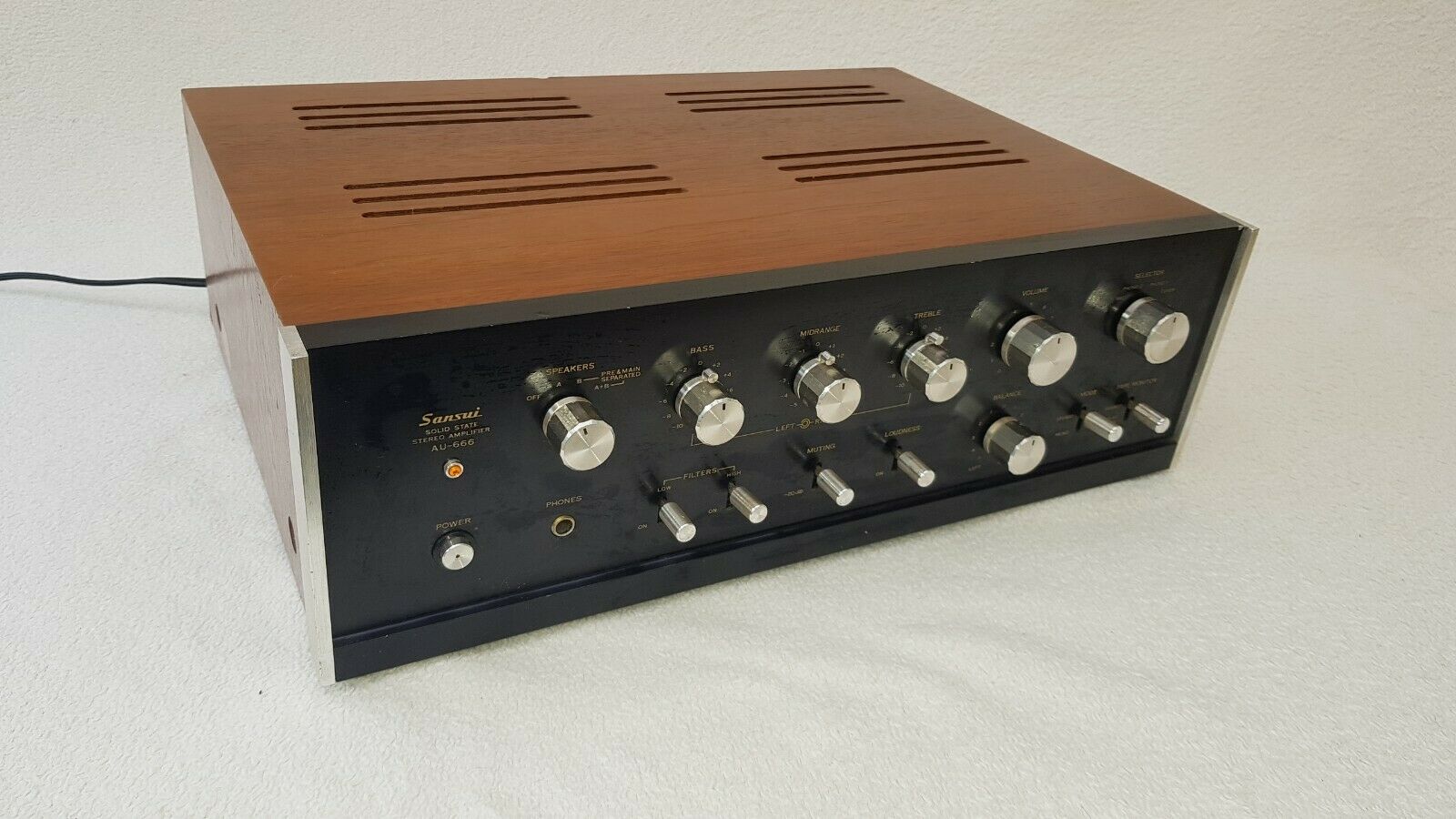 【動作品】 SANSUI プリメインアンプ AU-666 Sansui AU-666: Elegância e potência em um clássico do áudio